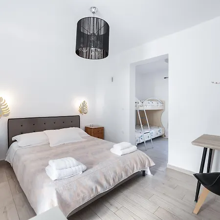 Naxos Cave 스텔리다